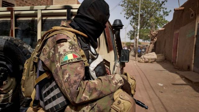 سلطات مالي تعتقل 4 مجرمين فرنسيي الجنسية وتحرّر 10 رهائن