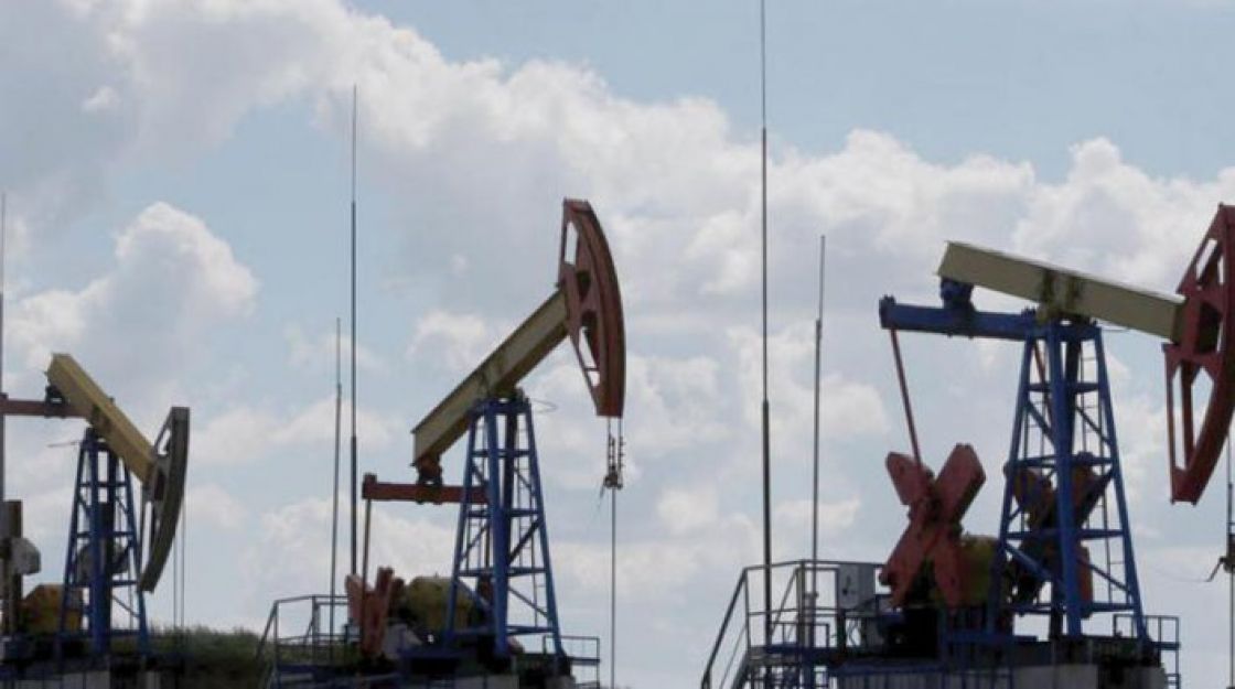 النفط يتذبذب بين «المخزونات الأميركية» و«مشاورات أوبك»