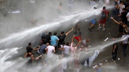 جرحى في بيروت نتيجة اشتباكات بين الشرطة ومحتجين مطالبين باستقالة الحكومة