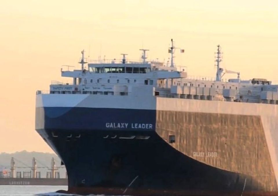 غارات أمريكية تستهدف السفينة &laquo;الإسرائيلية&raquo; المحتجزة في اليمن