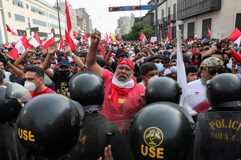 البيرو.. معركة في الوقت الفاصل بين العزل والانتخابات الجديدة