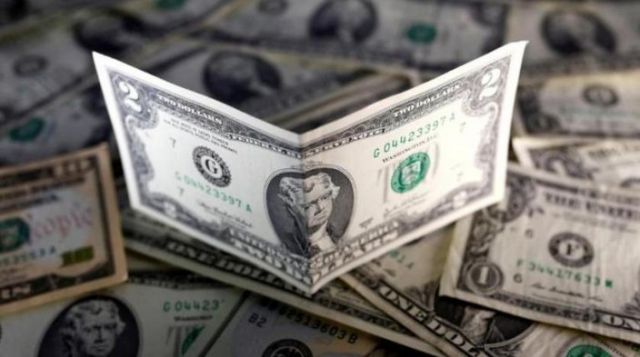الدولار يهبط قبل انتخابات التجديد النصفي الأميركية