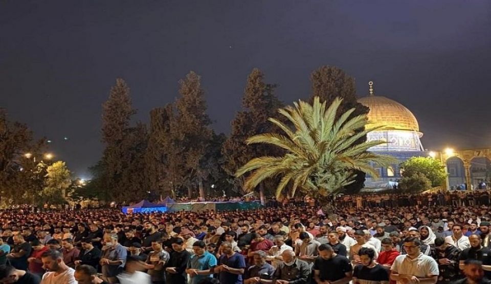 رغم أنف الاحتلال: 90 ألف فلسطيني أحيوا ليلة القدر في الأقصى