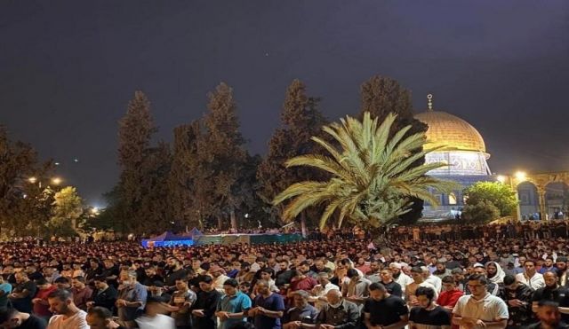 رغم أنف الاحتلال: 90 ألف فلسطيني أحيوا ليلة القدر في الأقصى
