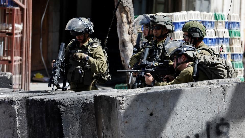 ثلاثة حبال على عنق الاحتلال