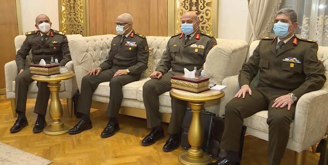 قائد القيادة المركزية للجيش الأمريكي يلتقي رئيس الأركان المصري
