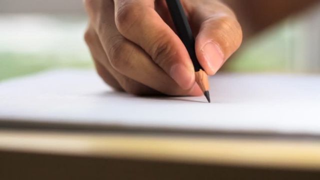 هل اختفت الكتابة بالقلم؟