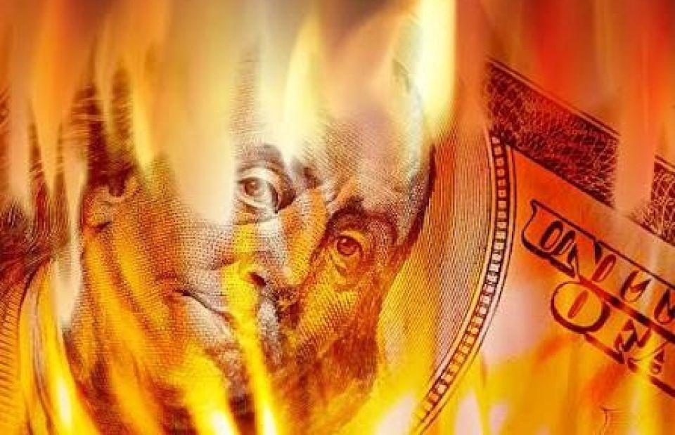 الذهب يحلّق والدولار يهوي: 5300 دولار للأونصة