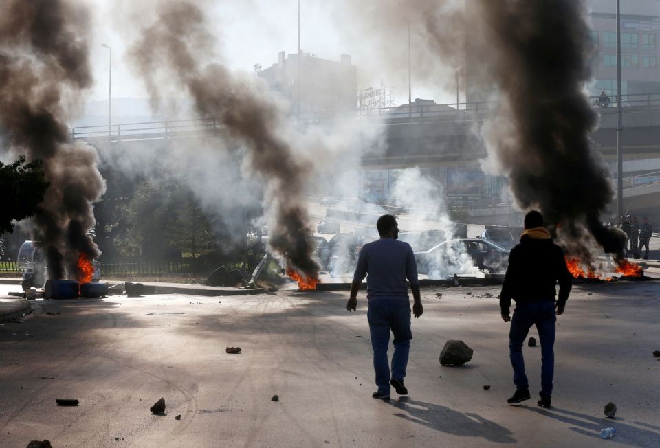 انهيار غير مسبوق لليرة أمام الدولار ومحتجون يقطعون عدة طرقات في لبنان