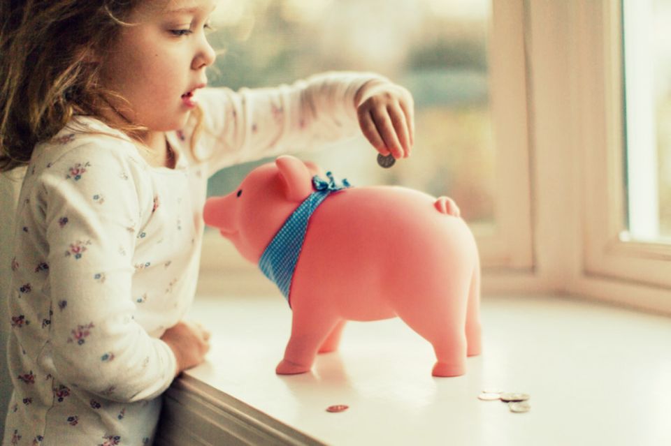 مجرّد لمس المال يستطيع تغيير سلوك الأطفال الصغار بمنحى جيّد أو سيّء