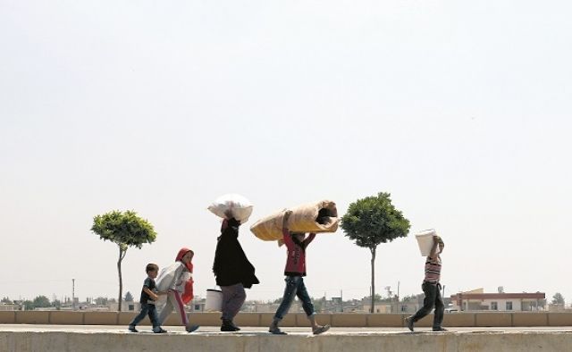 ليرة الفقراء: حاجاتهم الشهرية..  وليرة الأغنياء: طريق للدولار