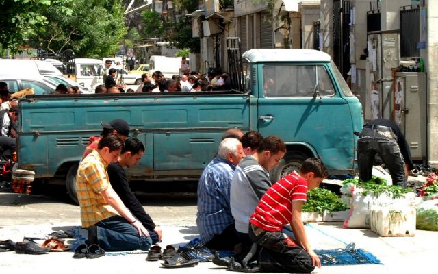 العلمانية والدِّين يطرقان الباب.. فَمَن هو الذئب؟!