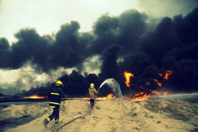 المسلحون يحاولون استغلال أعمدة الدخان المتصاعدة في تفادي ضربات جوية أثناء تقهقرهم
