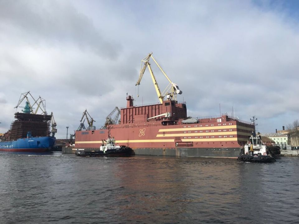 أول محطة كهروذرية عائمة في العالم تبحر باتجاه الشمال الروسي