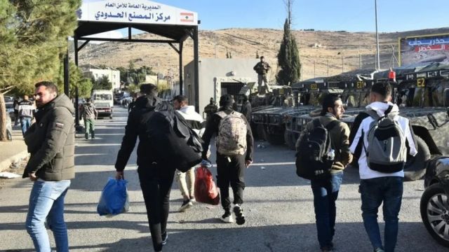 نصف مليون لاجئ سوري أمام مفترق طرق في لبنان... هل العودة «طوعية»؟
