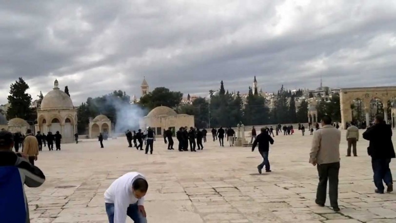 مستوطنون يقتحمون الأقصى والاحتلال يغلق أبوابه امام المصلين