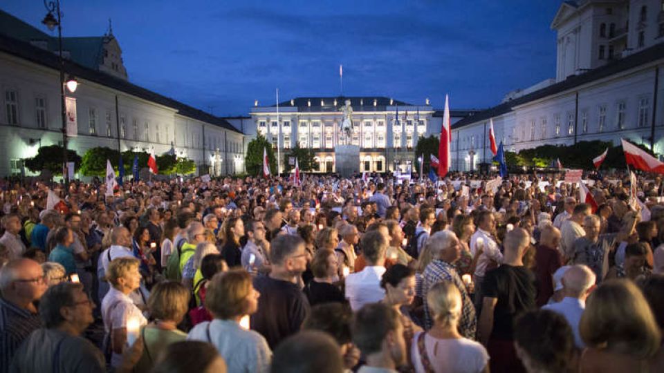 الاحتجاجات تتكثف في بولندا