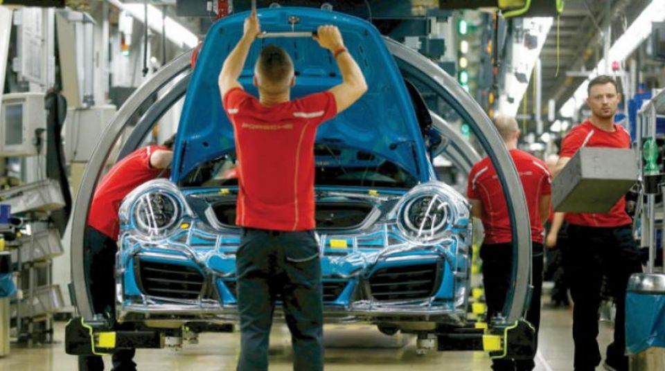 ميركل تدعو لـ&laquo;تدويل&raquo; قضية رسوم السيارات