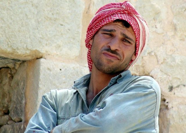 أذن من طين وأذن من عجين