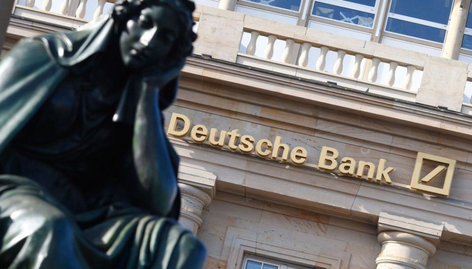 خسائر «دويتشه بنك» الألماني تجعل محلّلين يتوقعون «قطعة الدومينو» التالية