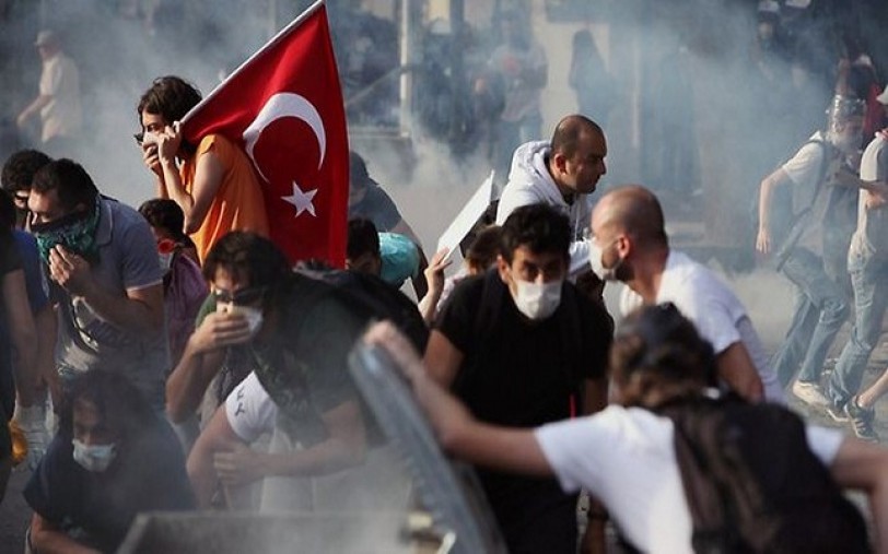 إسطنبول.. اشتباكات بين الشرطة ومحتجين