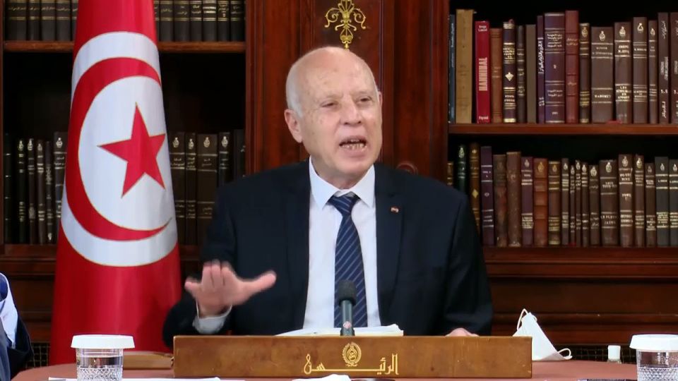 تونس: سعيّد يصدر أمراً يتيح له إعداد مشاريع التعديلات للإصلاح السياسي