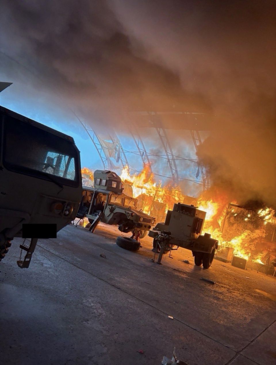 صحفي أمريكي ينشر صور احتراق صواريخ باتريوت ضربتها إيران في الإمارات