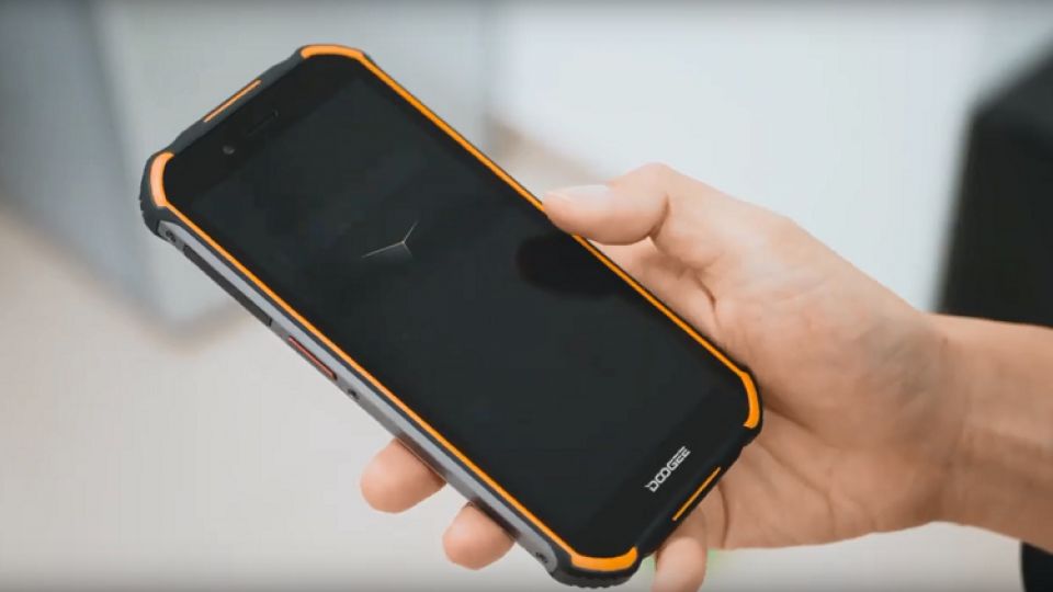 &laquo;هاتف مدرع&raquo; سعره أقل من 100 $