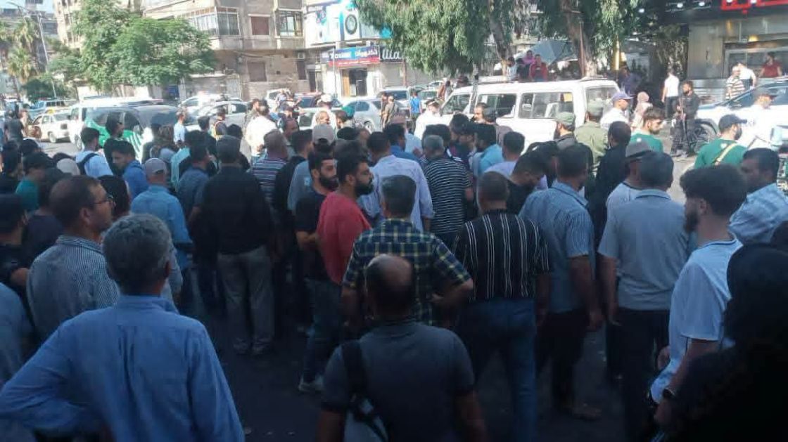 احتجاج سائقي خط درعا-دمشق رفضاً لنقل مكان الكراج