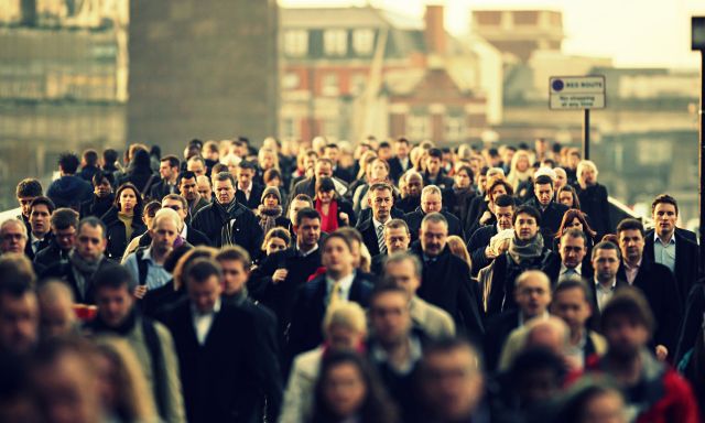 تقوم هذه المنهجية على تقسيم الموظفين إلى "عشائر" مكونة من "فرق"