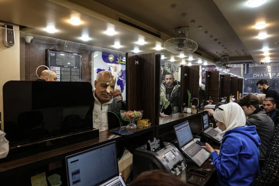 سعر صرف شكلي وسوق منفلت.. الفقراء يدفعون ثمن الانهيار النقدي والتضخم التّحوطي