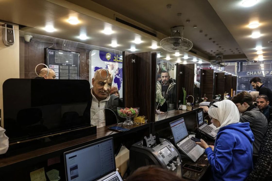 سعر صرف شكلي وسوق منفلت.. الفقراء يدفعون ثمن الانهيار النقدي والتضخم التّحوطي