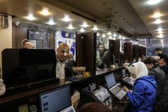 سعر صرف شكلي وسوق منفلت.. الفقراء يدفعون ثمن الانهيار النقدي والتضخم التّحوطي