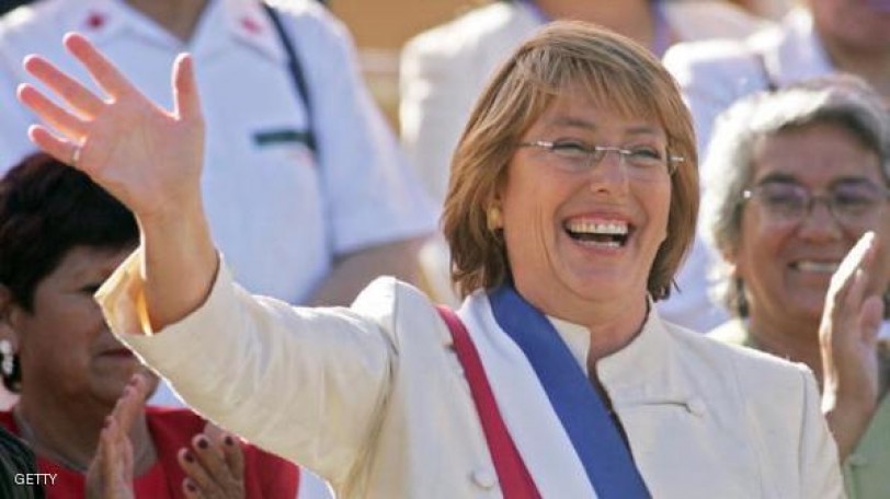 ايزابيل الليندي تسلّم الوشاح الرئاسي إلى رئيسة تشيلي الجديدة ميشيل باشيليه