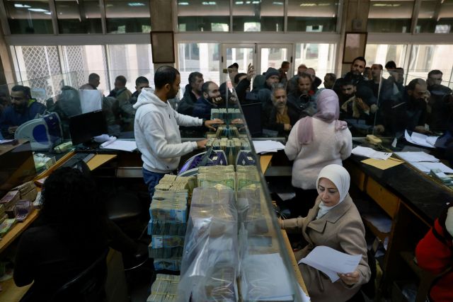 مصرف سوريا المركزي يعدّل "200 ليرة" بسعر الصرف