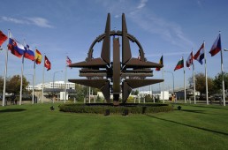 الناتو لا ينوي إعادة النظر بخطط إقامة منظومة الدرع الصاروخية في أوروبا بعد الاتفاق مع ايران