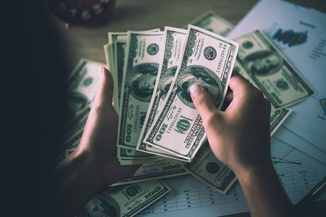 يبحث عن الحماية .. عن الدولار أتحدث!