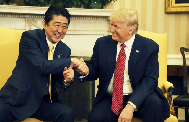 ترامب وآبي يناقشون الوضع الكوري