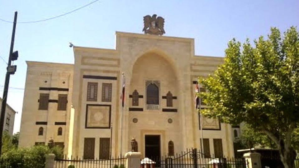 بدأ مجلس الشعب في جلسته التي عقدها يوم الاثنين 23 تموز من دورته الاستثنائية الأولى مناقشة بيان الحكومة للفترة القادمة، ومن النقاط الهامة في البيان الحكومي تورد &laquo;قاسيون&raquo; ما يلي: