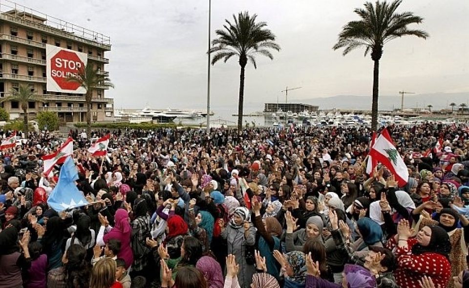الشباب اللبناني يصرخ: «الدين لله والوطن للجميع»
