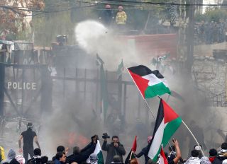 &laquo;الشيوعي اللبناني&raquo; يطالب بوقف التعاون مع واشنطن وطرد سفرائها