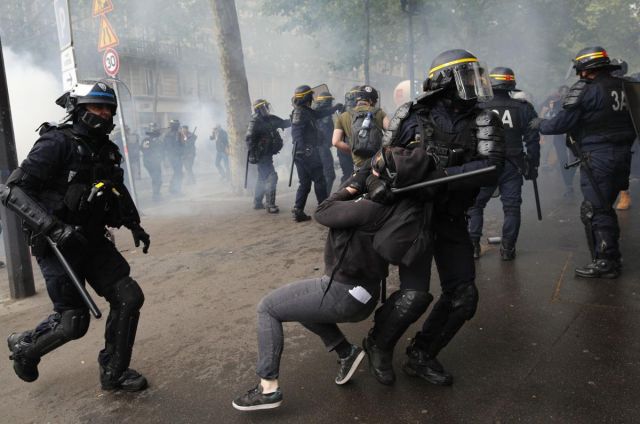 عمال باريس يتظاهرون ضد ماكرون