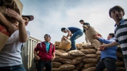 من توزيع المساعدات في محافظة اللاذقية