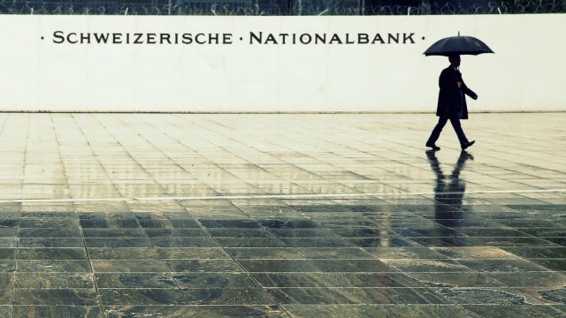 البنوك تقدمت بعشرات البلاغات عن وجود شخصین متورطین في عملیات مشبوهة 