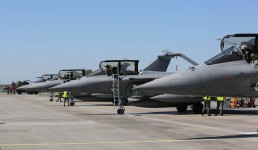 وزير الدفاع الفرنسي لا يستبعد مشاركة بلاده في الغارات على مواقع &laquo;داعش&raquo; في سورية