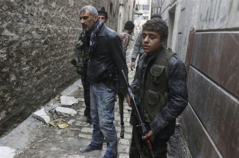 مسلحون في حي ميسلون في حلب القديمة امس