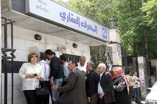 المتقاعدون والانتظار لساعات بطابور الصرافات الآلية