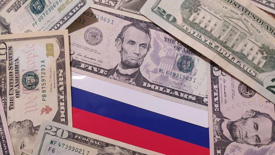 المركزي الروسي يوقف التداول بالدولار واليورو بعد عقوبات أمريكية جديدة