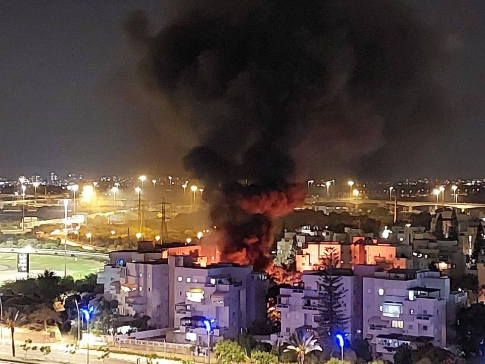 150 صاروخاً على تلّ أبيب مساء اليوم: إصابات وإيقاف جلسة لحكومة الاحتلال