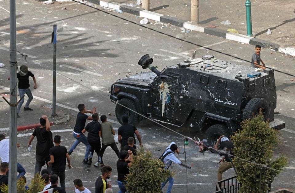 نابلس تشتعل بالاشتباكات والغضب على أمن السلطة الذي اعتقل قيادياً مطلوباً للاحتلال